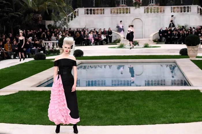 Eine Chanel-Sprecherin sagte der Zeitschrift "Women's Wear Daily", der Modeschöpfer habe sich "heute Früh erschöpft gefühlt".
