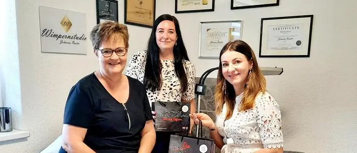 Drei Frauen sitzen in einem Kosmetikstudio