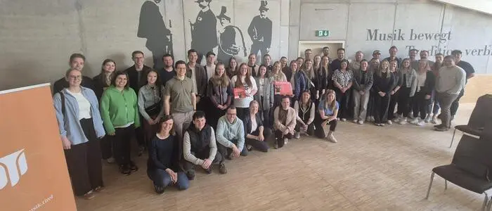 Viele Menschen in einem Musikraum
