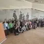 Viele Menschen in einem Musikraum