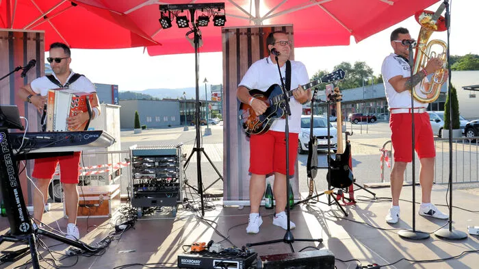 "Gute Laune Feeling" und beste Unterhaltung präsentierten die Mitglieder der Showband "Die Junker" beim Rosentaler Eventsommer in der Kaufwelt Rosental.
