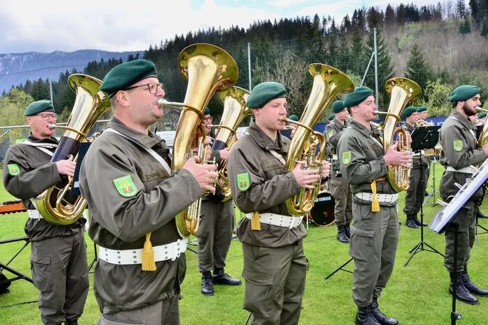 Zuerst am Wulfeniaplatz und danach am Sportplatz präsentierte das Heer im Rahmen von „Heer on Tour“ eine umfangreiche Info- und Leistungsschau mit Panzer, Hubschraubern, Sprungtürmen und diversen Parcours.