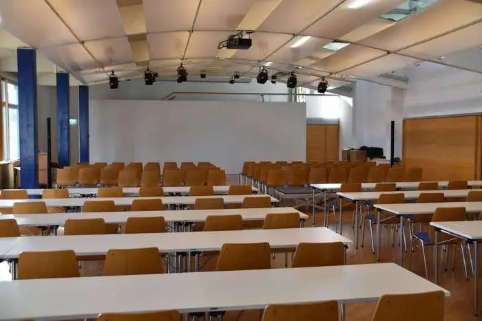 Alle 16 Seminarräume (am Bild der Raum für die Pressekonferenzen) werden bespielt.