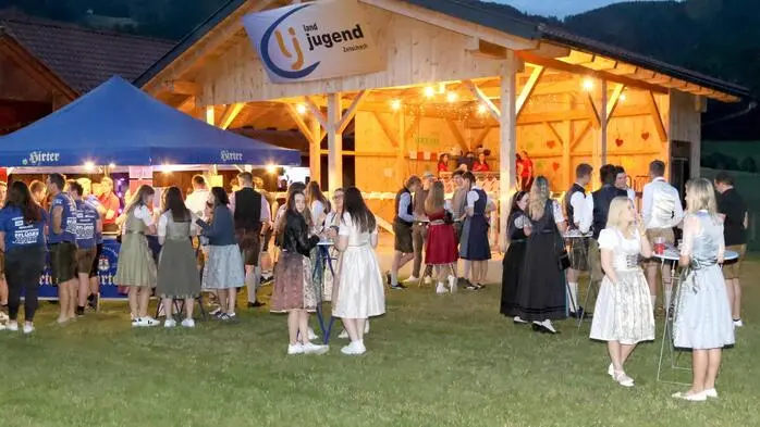 Aus dem Dornröschenschlaf erweckt wurde am Samstag das kleine Bergdorf Zeltschach in der Gemeinde Friesach. Grund des Besucheransturmes war die Party der örtlichen Landjugend (LJ). Zahlreiche junge Leute aus dem gesamten Bezirk St. Veit und darüber hinaus waren gekommen, um bei diesem Event in der örtlichen Veranstaltungshalle dabei zu sein. 