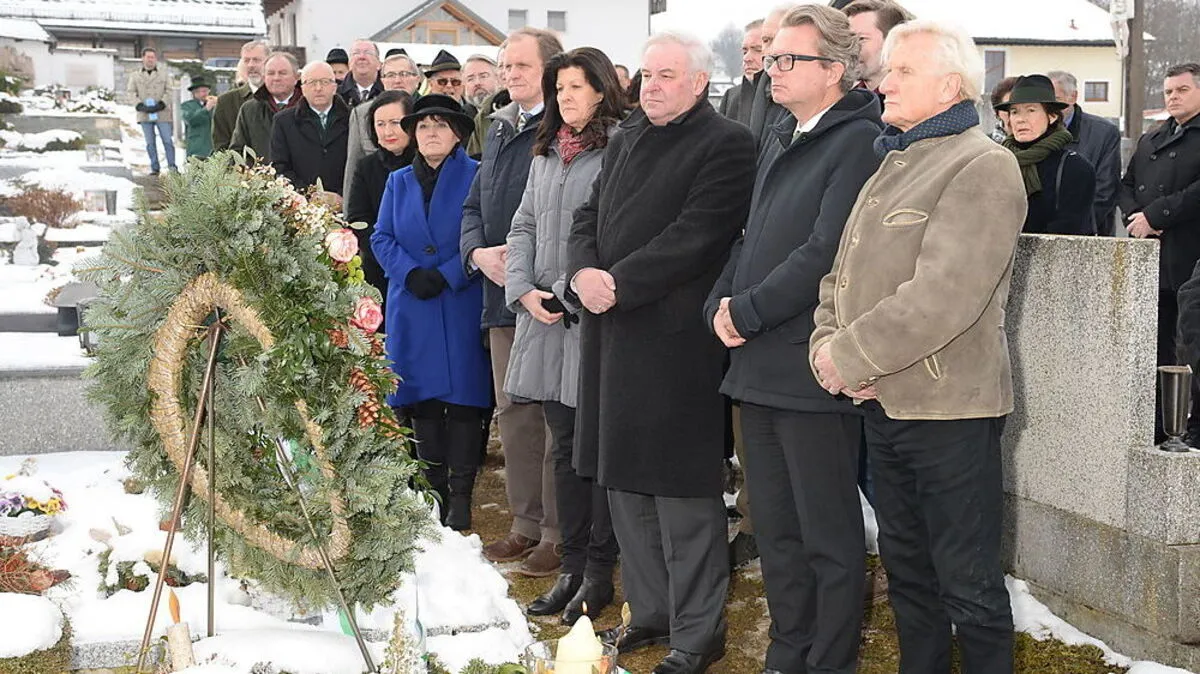 Landeshauptmann Hermann Schützenhöfer legte am zehnten Todestag von Franz an dessen Grab in Edelschrott einen Kranz nieder