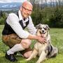Biobauer Christian, hier mit seinem Australian Shepherd, sucht eine Partnerin