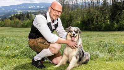 Biobauer Christian, hier mit seinem Australian Shepherd, sucht eine Partnerin