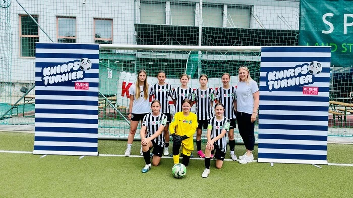 Black and White Girls Team Next: Valentina Forobosko, Larina Zechner, Emilia Grill, Anne Rottensteiner, Lina Ringstein, Berit Rottensteiner (h.v.l.), Anna Hartinger, Rosina Grill, Elli Heinze (v.v.l.)