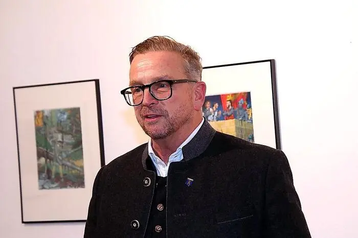 Bürgermeister Helmut Leinhart, der die Eröffnung vornahm, stellte den Wert von Märchen klar: „Märchen sind weit mehr als Geschichten. Sie verbinden Generationen, sie lassen uns träumen und erinnern uns daran, dass die Fantasie keine Grenzen kennt.“