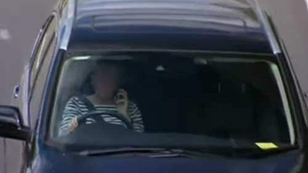 Polizei blitzt Handy-Sünder im Auto
