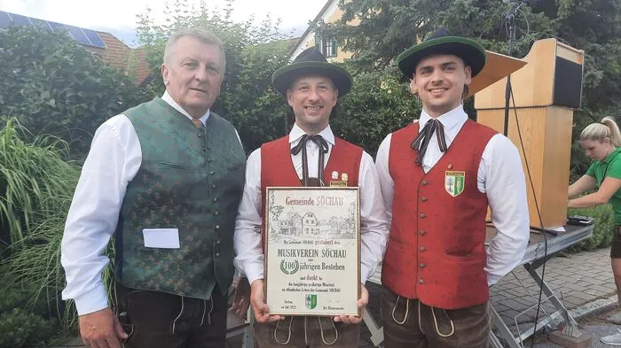 Söchauer Bürgermeister Josef Kapper, Obmann Valentin Weber und Kapellmeister Stv. Julian Grabner mit Ehrenurkunde (v.l.n.r)