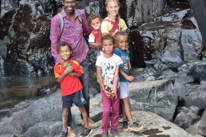 Die sechsköpfige Familie lebt in Kenia und Kärnten.