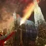 Ein Mann hält vor dem Wiener Stephansdom eine Sprühkerze in die Luft | Touristen aus aller Welt feiern traditionell in Wien Silvester