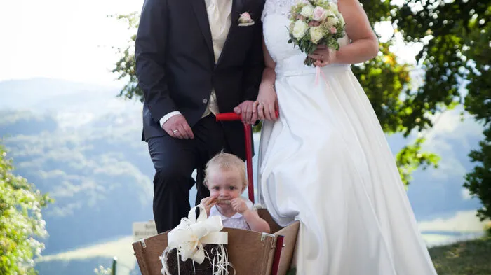Frisch getrau: Corinna und Michael Puchleitner mit ihrer Tochter Leni