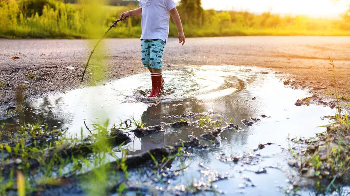 In den Gatsch hupfen, weil man dann doch noch die Gummistieferl angezogen hat.(Fotoserie: Auch diese Promis setzen auf Gummistiefel)