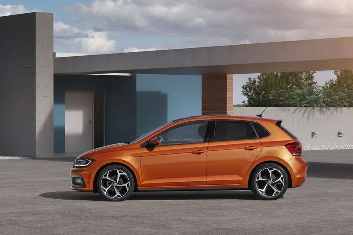 Für den Polo gibt es zum Start vier Benziner und zwei Diesel: Die Bandbreite der Ottomotoren reicht vom 1.0 MPI mit 65 und 75 PS über den 1.0 TSI mit 95 (und später 115 PS) bis zum nagelneuen 1.5 TSI Evo mit Zylinderabschaltung und 150 PS, der in Österreich erst später auf den Markt kommt. Als Selbstzünder kommt der Polo mit 80 und 95 PS auf den Markt.