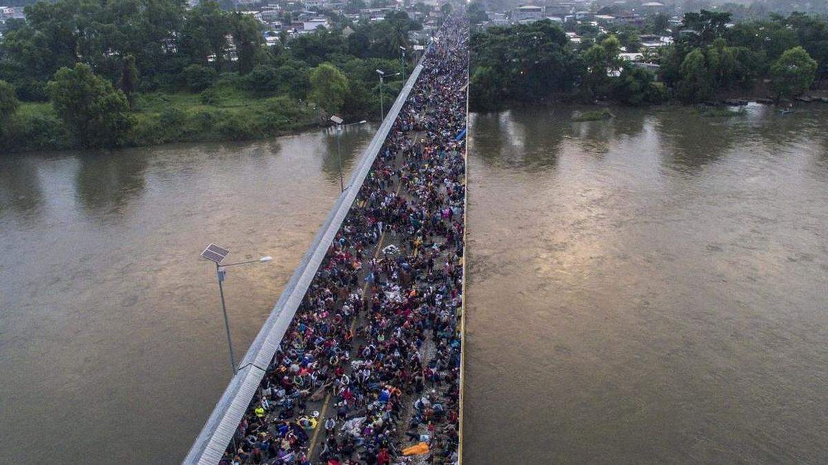 Migranten stürmen Brücke nach Mexiko