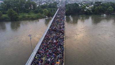 Migranten stürmen Brücke nach Mexiko