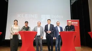 Die vier Spitzenkandidaten Rudolf Windischhofer (KPÖ), Helmut Tscharre (SPÖ), Volkart Kienzl (ÖVP), und Dominik Hrastnik (FPÖ) (von links) stellten sich in einem vollen Arbeiterheim den Fragen der Redakteure Sarah Ruckhofer und Josef Fröhlich (ganz rechts)