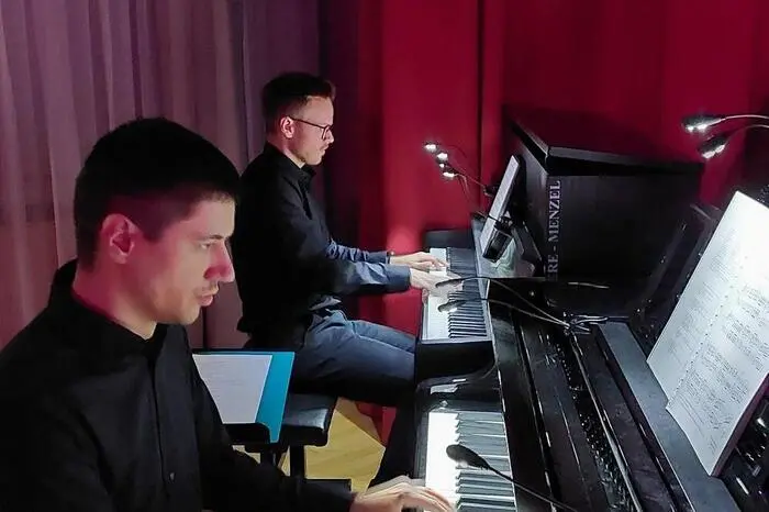  Am Piano begleiten Georg Wiedner und Florian Fradler.