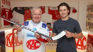 KAC-Archivar Robert Platzer mit KAC-NHL-Export Marco Kasper