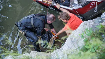 Cobra-Taucher bei der Bergung der einbetonierten Leichenteile