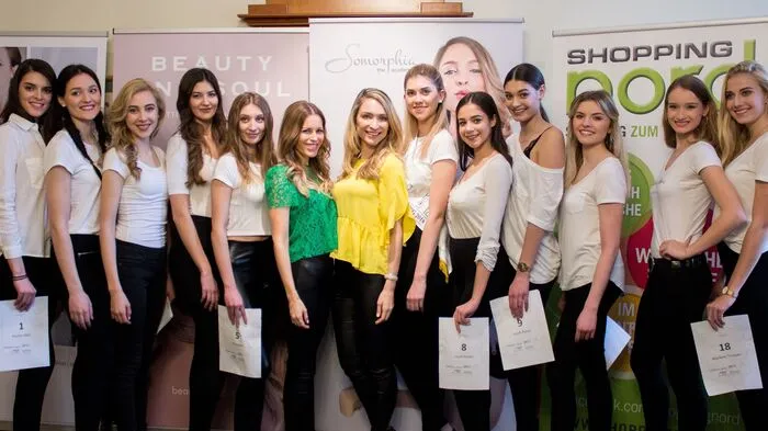 Da waren's nur noch elf: Rachel Akkir, Justine Bullner, Isabella Burtscher, Lea Sophie Czimeg, Jora Duro*; Veranstalterin Kerstin Zacharias, Cathy Zimmermann (Moderation), Veranstalterin Stefanie Kogler; Jessica Muster, Laura Nunez, Sarah Posch, Chiara Maria Scherf, Viola Stingl, Marlene Tropper  * Duro ist aus persönlichen Gründen ausgeschieden und wird leider nicht teilnehmen können