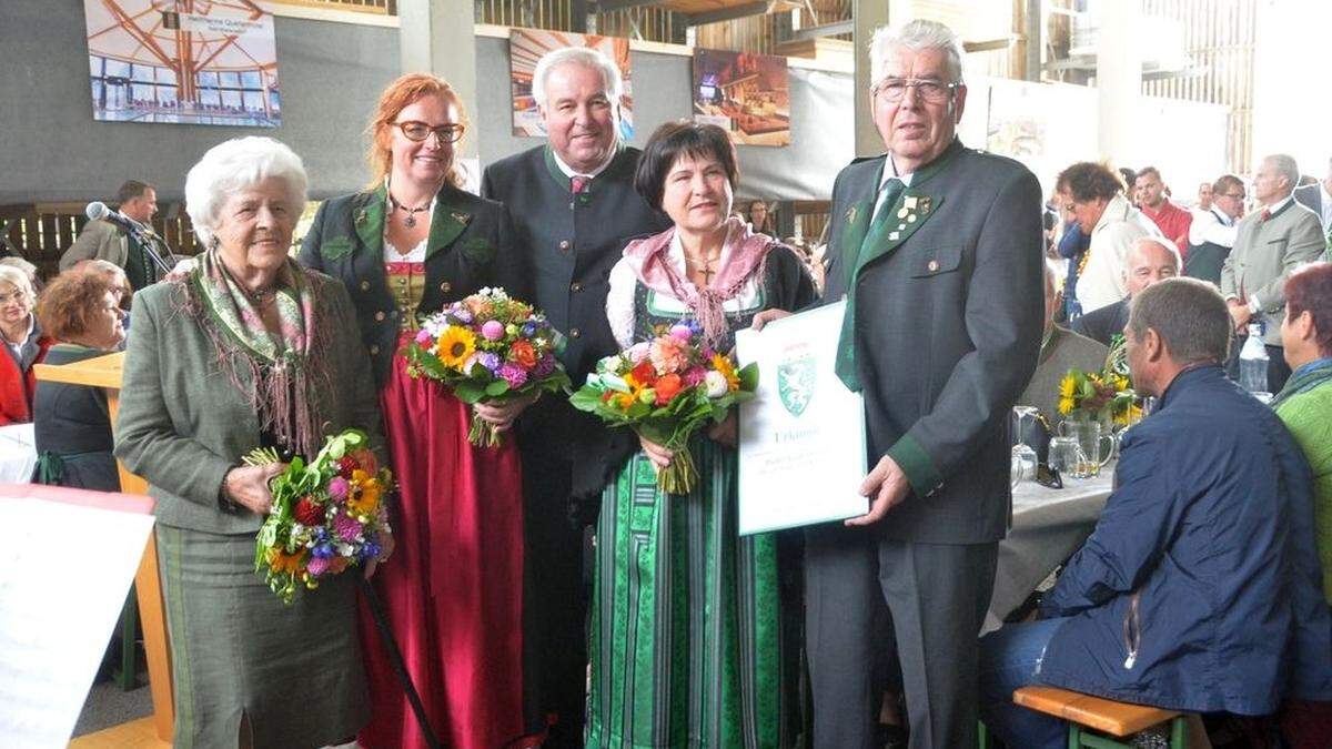 Drei Generationen: Elfriede und Elisabeth Hutter, Landeshauptmann Hermann Schützenhöfer, Gerlinde und Adolf Hutter