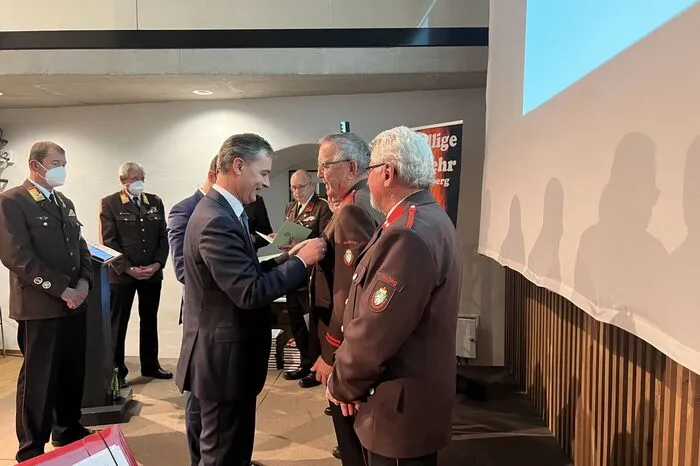 Ehrungen für verdiente Mitglieder der Freiwilligen Feuerwehr Hartberg.