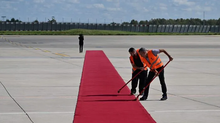 Wenn am Pariser Flughafen der rote Teppich ausgerollt wird, dann steht jedenfalls höchstrangiger Besuch an.