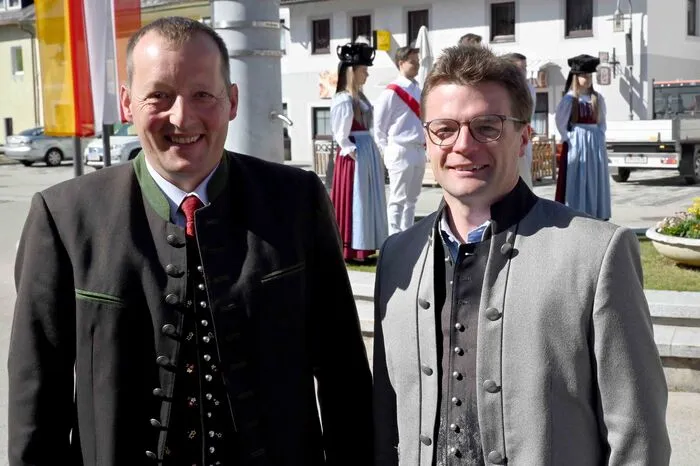 Bürgermeister Franz Sabitzer und Max Strohmaier präsentierten heute die "Jungfrau aus Fleisch und Blut".