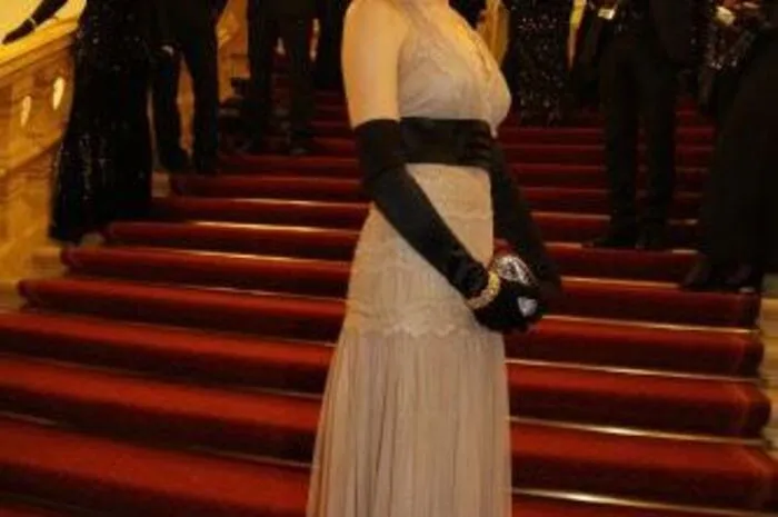 Seit 2015 ist Marlene Hahn Musikdramaturgin an der Oper Graz, davor hatte sie am Theater Augsburg u. a. die künstlerische Leitung des dortigen Opernballs inne – so ist die Bayerin prädestiniert für die Grazer Opernredoute, wo sie heuer wieder die schwungvolle (und noch geheime!) Mitternachtsshow in Szene setzt.