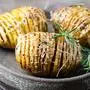 Knusprig und variantenreich: Hasselback Erdäpfel