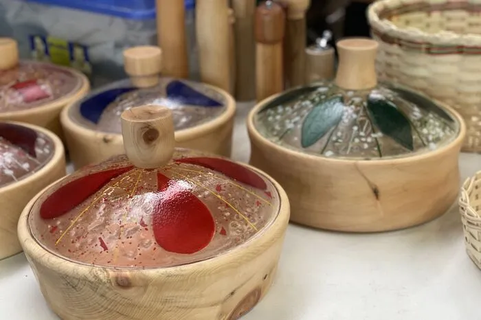 Auberger produziert auch Brotdosen aus Zirbenholz mit selbstgemachten Glasdeckel.  