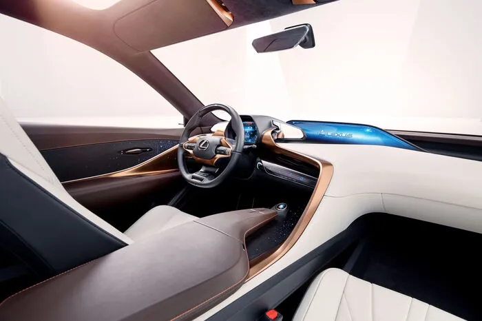 Das Cockpit ist so konzipiert, dass der Fahrer sich voll auf seine Aufgabe konzentrieren kann. Bewegungsaktivierte Bedienelemente und ein minimalistisches Display direkt im Sichtfeld ersetzen dabei analoge Drehregler und Tasten.