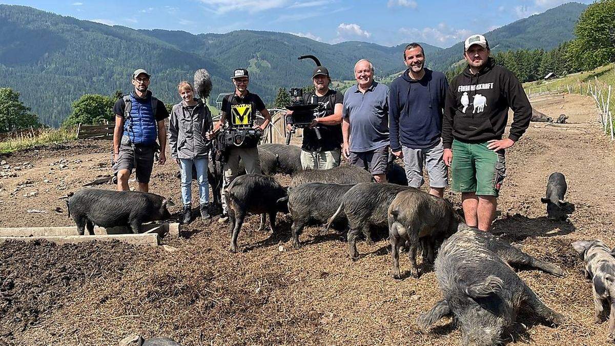 Schweinerei beim Filmdreh: Christian Bachler, Florian Klenk und Kurt Langbein (von rechts beginnend) mit der Filmcrew