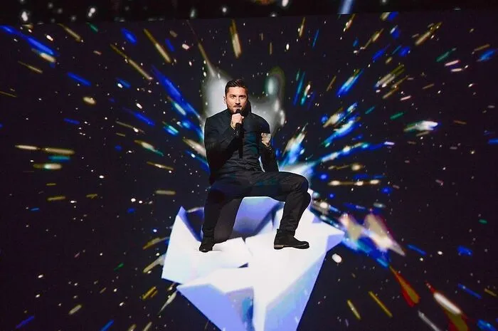 Bombastische Bühnenshow: Sergei Lasarew aus Moskau mit "You Are the Only One". Der Mann aus Moskau belegte Platz 3.