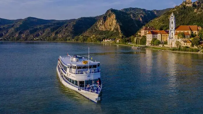 Die MS Austria, hier vor Dürnstein auf Fahrt, ergänzt gemeinsam mit der MS Austria Princess die Flotte der DDSG Blue Danube