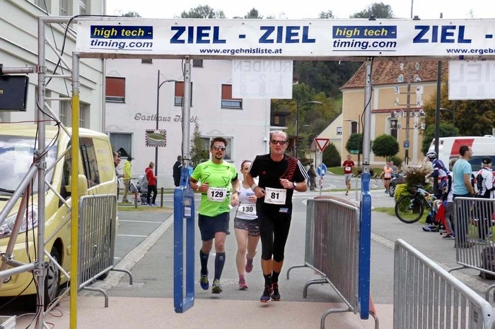 Ziel war der neue Dorfplatz im Gemeindenzentrum des Ortes.