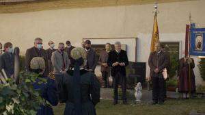 Eine Szene aus dem Film: Landeshauptmann Peter Kaiser am Grab von NSDAP-Mitglied Martin Wutte