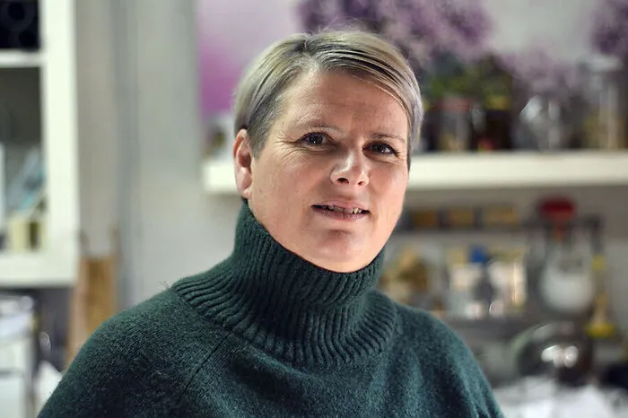 Für das Projekt holte er sich mit Seifensiederin Alexandra Regenfelder aus Irschen eine Expertin aus der Region an die Seite.