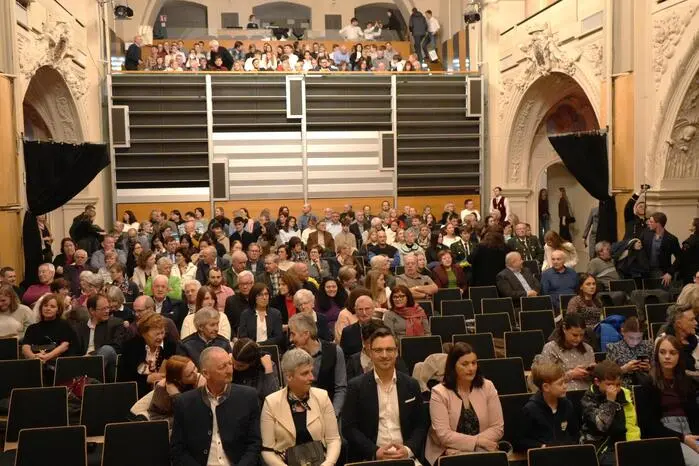 Erstmals standen dabei Musikerinnen und Musiker aus zehn Blasmusikkapellen des Bezirksmusikverbandes Judenburg gemeinsam auf der Bühne. Ein Projekt, das beim Publikum auf große Begeisterung stieß.