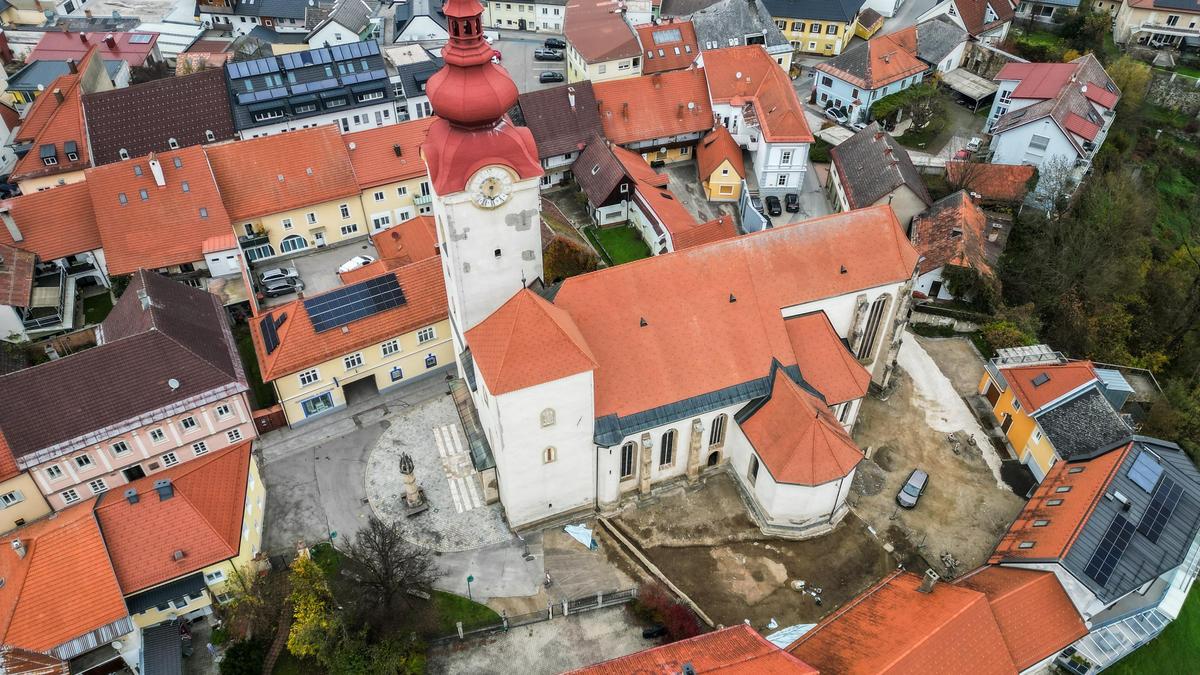 Die aufgegrabene Fläche liegt südlich der Stadtpfarrkirche, die der Heiligen Magdalena geweiht ist