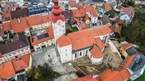 Die aufgegrabene Fläche liegt südlich der Stadtpfarrkirche, die der heiligen Magdalena geweiht ist