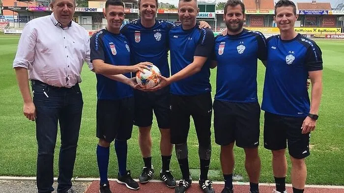 Das Trainerteam von Hartberg mit Danijel Zenkovic (2. v. links)