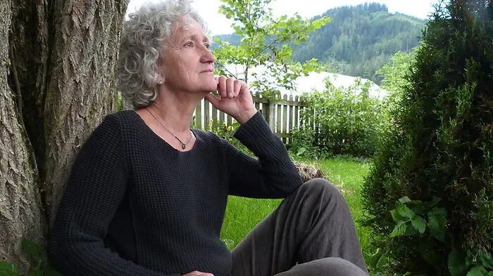 „Denken, Fühlen und Wollen“ ist für sie wichtig, ihre Leidenschaft heißt Philosophie: Waltraud Neuper empfindet es als „Gnade“, Natur und Wissenschaft verbinden zu können. Am Bild unter dem „Holunderfeenbaum“ sitzend, eine Kraftinsel inmitten des biodynamischen landwirtschaftlichen Betriebes