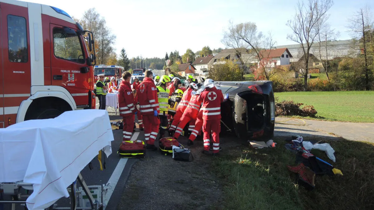 Drei Personen wurden bei der Kollision auf der B 76 in Stainz unbestimmten Grades verletzt