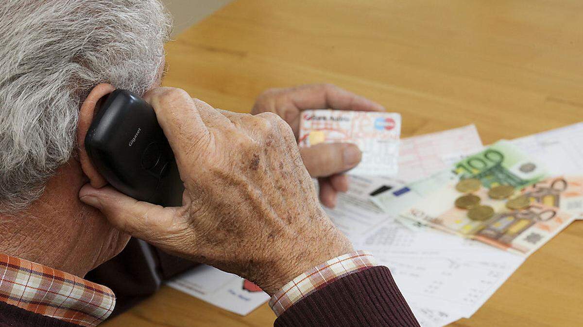 Der Betrüger sucht im Telefonbuch nach Namen, die auf ältere Menschen schließen lassen