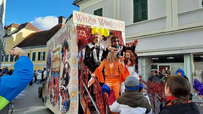 Aus dem „Weizer Wurlitzer“-Wagen strömte Musik auf die Straße: „ABBA“ oder „DJ Ötzi“ unterhielten die zahlreichen Gäste beim Weizer Faschingsumzug am Faschingsdienstag. 