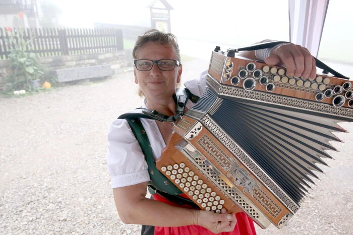 Nach der heiligen Messe mit Pfarrer Sergius Duru, die vom Kirchenchor Karnburg musikalisch umrahmt wurde, stand der Frühschoppen mit Harmonikaspielerin Irene Winkler am Programm.  